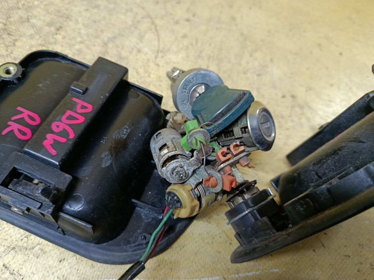 Замок зажигания на Mitsubishi Delica Space Gear PD6W Фото 2