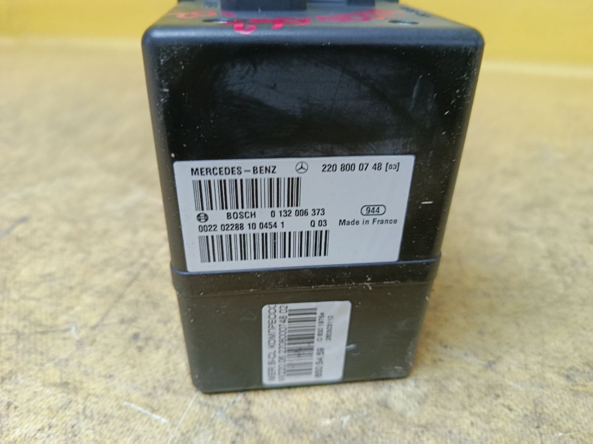 Компрессор центрального замка 2208000748 на Mercedes-Benz S-Class W220.063 Фото 5