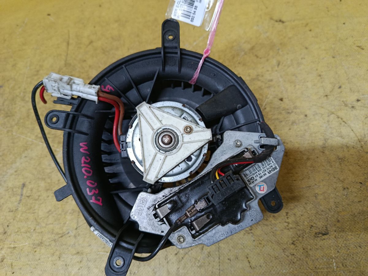 Мотор печки A2108211551 на Mercedes-Benz E-Class W210.037 Фото 1