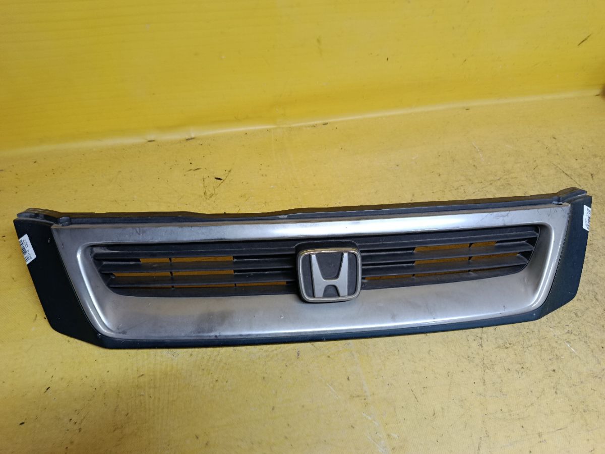 Решетка радиатора 75100-S10-J010 на Honda Cr-V RD1 Фото 1