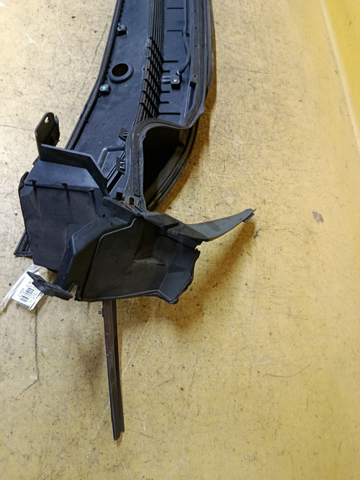 Решетка под лобовое стекло 74200-TF0-G0 на Honda Jazz GE8 Фото 5