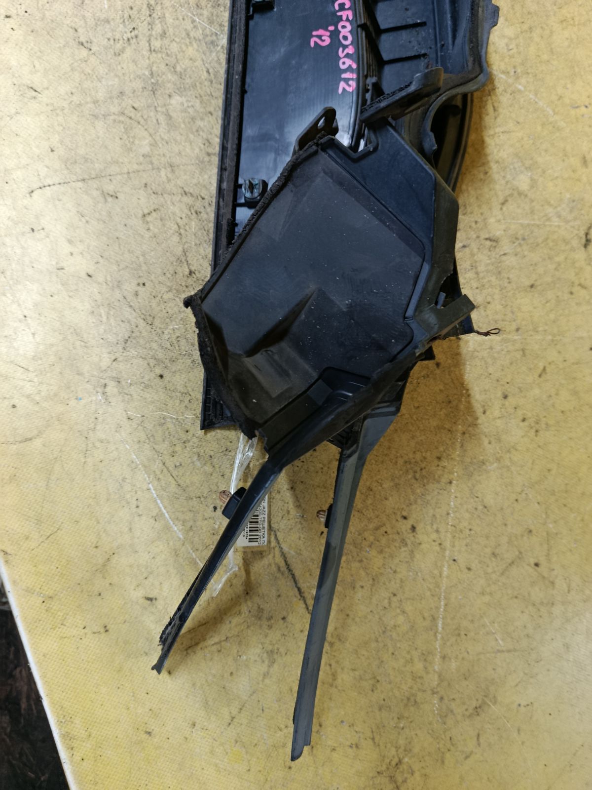 Решетка под лобовое стекло 74200-TF0-G0 на Honda Jazz GE8 Фото 3