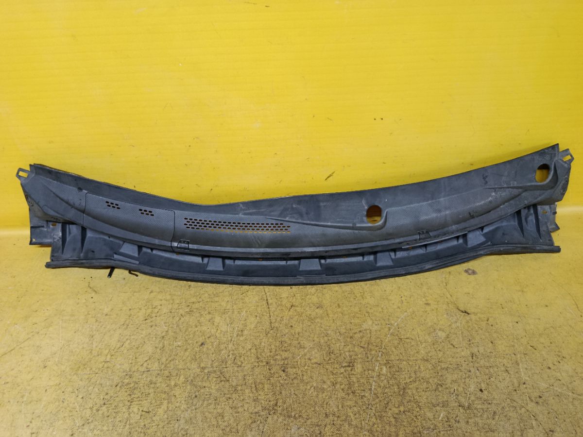 Решетка под лобовое стекло 66862-ED500, 66820-ED50A на Nissan Tiida C11 Фото 1