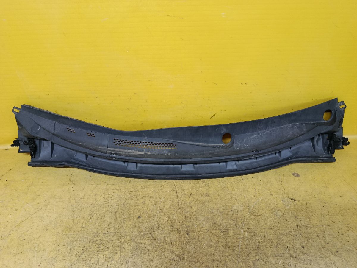 Решетка под лобовое стекло 66862-ED500, 66820-ED50A на Nissan Tiida C11 Фото 1