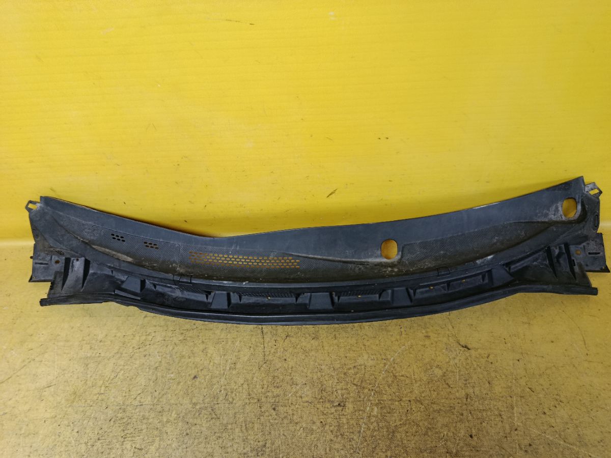 Решетка под лобовое стекло 66862-ED500, 66820-ED50A на Nissan Tiida C11 Фото 1