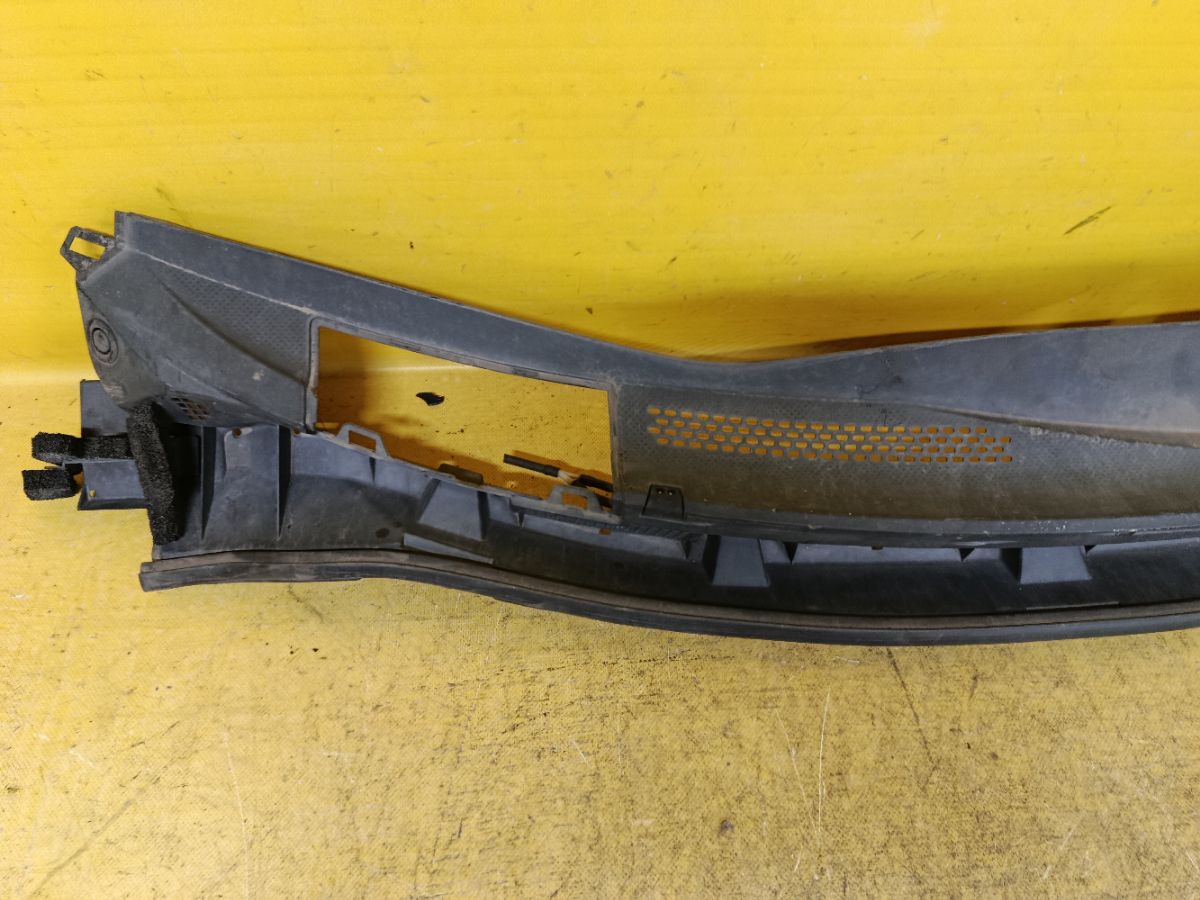 Решетка под лобовое стекло 66862-ED500 на Nissan Tiida C11 Фото 3