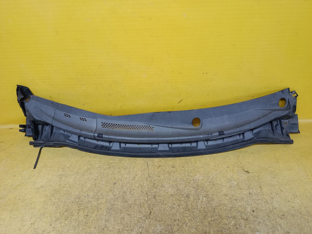 Решетка под лобовое стекло 66862-ED500, 66820-ED50A на Nissan Tiida C11 Фото 1