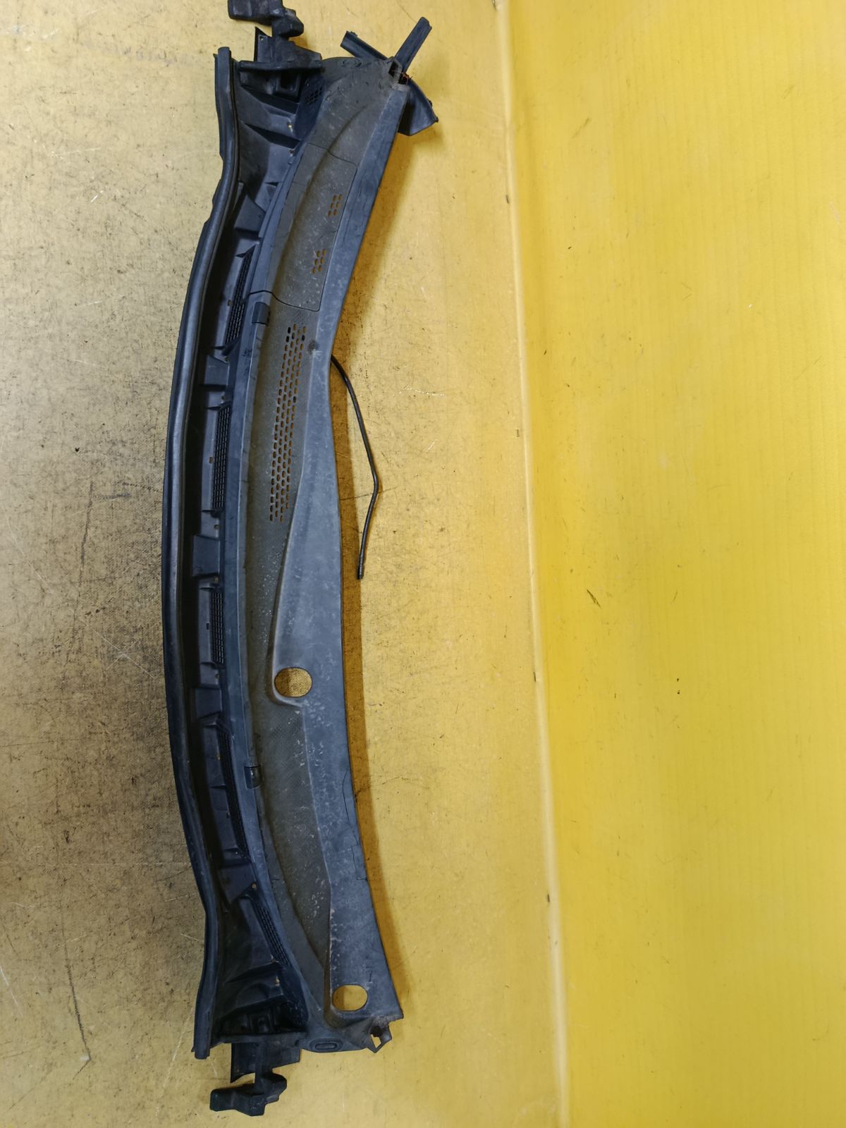 Решетка под лобовое стекло 66862-ED500, 66820-ED50A на Nissan Tiida C11 Фото 1