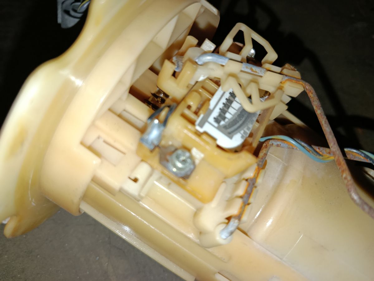 Бензонасос на Nissan Cefiro A33 VQ20DE Фото 4