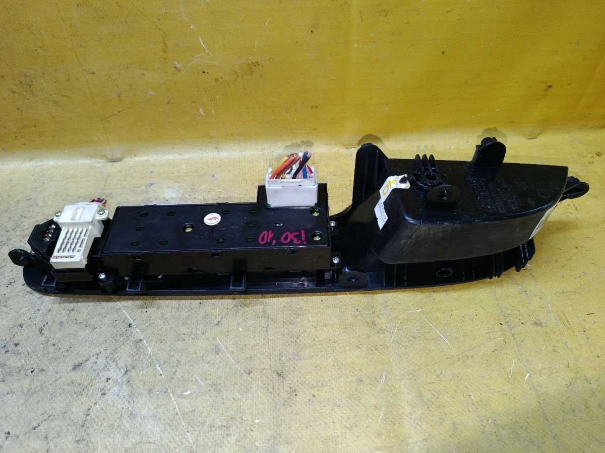Блок упр-я стеклоподъемниками 93570-2L010 на Hyundai I30 FD Фото 3