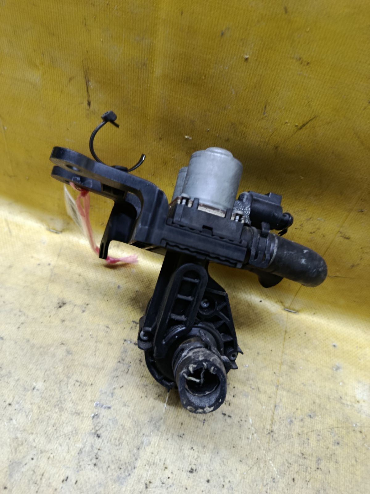 Клапан отопителя на Audi A6 4F BDW Фото 4