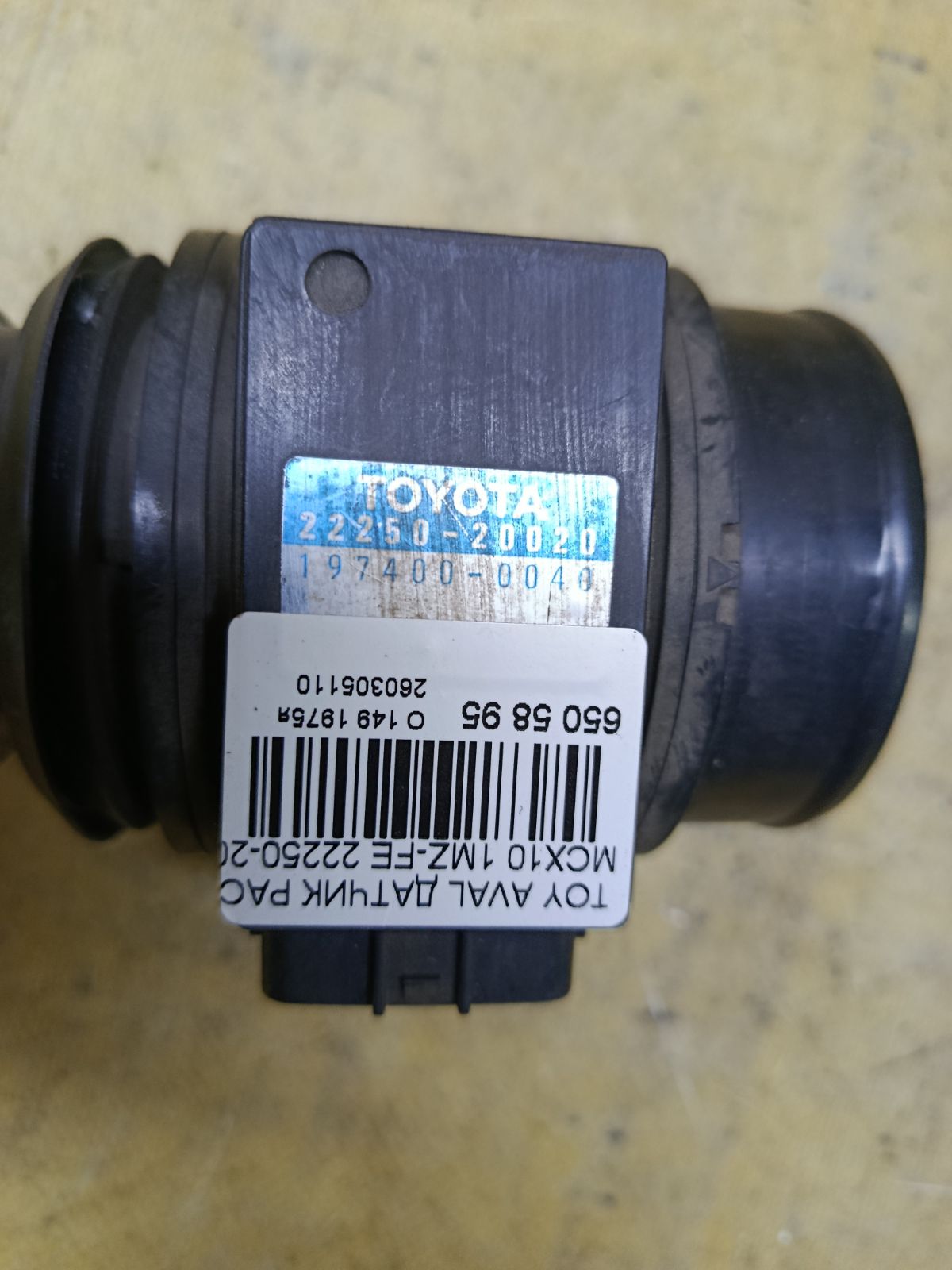 Датчик расхода воздуха 22250-20020 на Toyota Avalon MCX10 1MZ-FE Фото 2