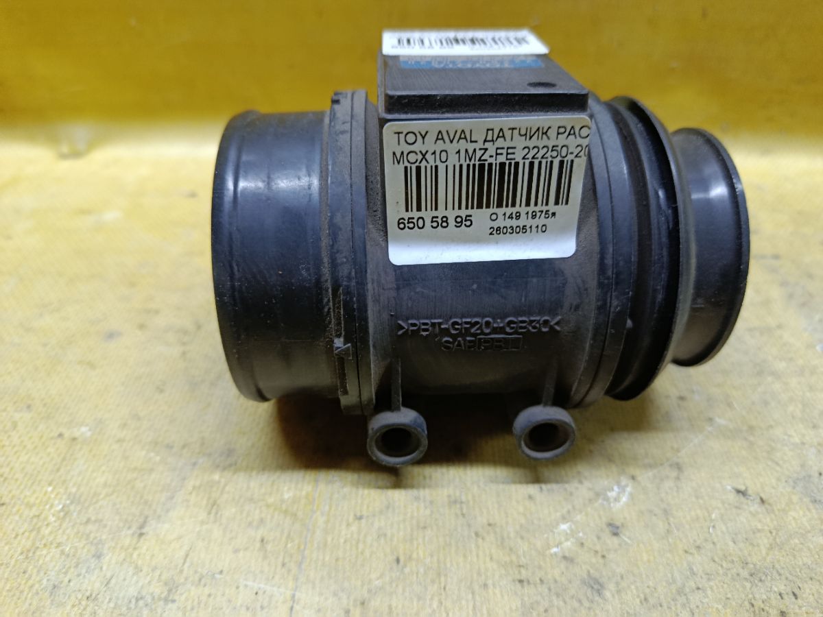 Датчик расхода воздуха 22250-20020 на Toyota Avalon MCX10 1MZ-FE Фото 3