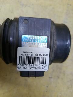 Датчик расхода воздуха 22250-20020 на Toyota Avalon MCX10 1MZ-FE Фото 2
