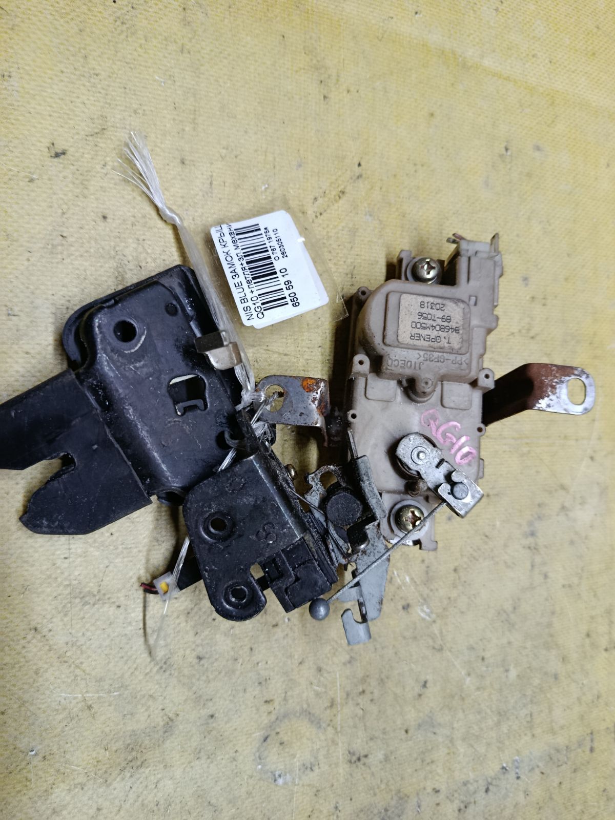 Замок крышки багажника на Nissan Bluebird Sylphy QG10 Фото 2