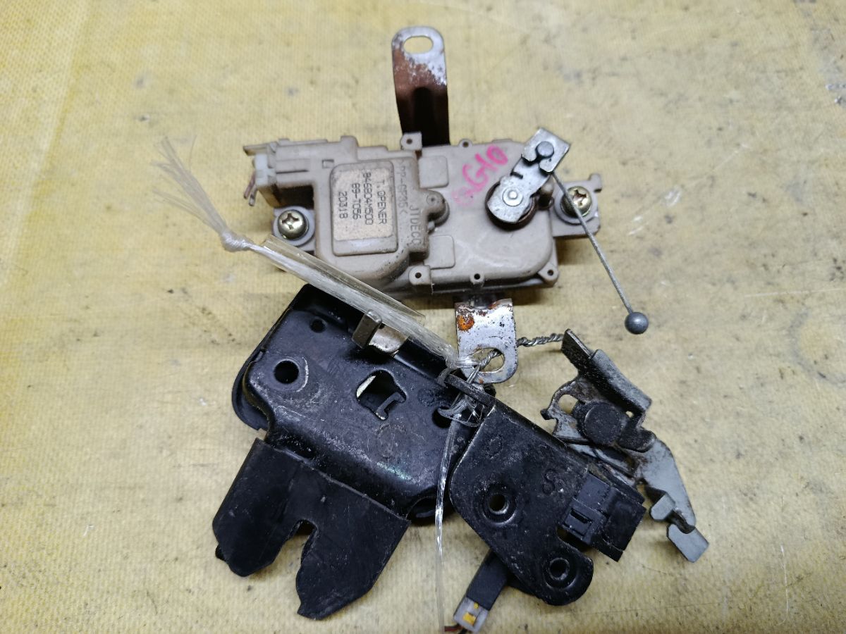 Замок крышки багажника на Nissan Bluebird Sylphy QG10 Фото 3