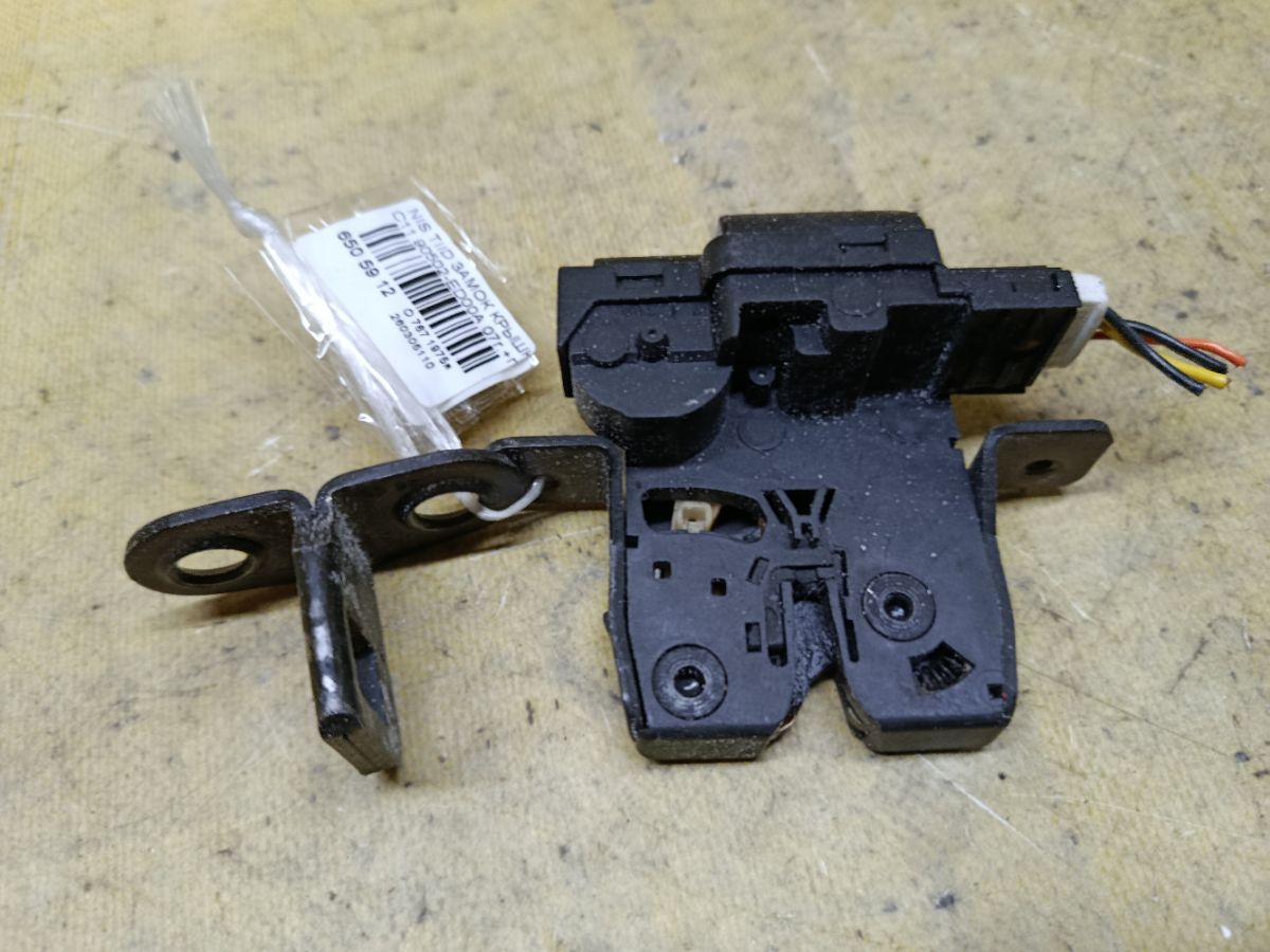 Замок крышки багажника 90502-ED00A на Nissan Tiida C11 Фото 1