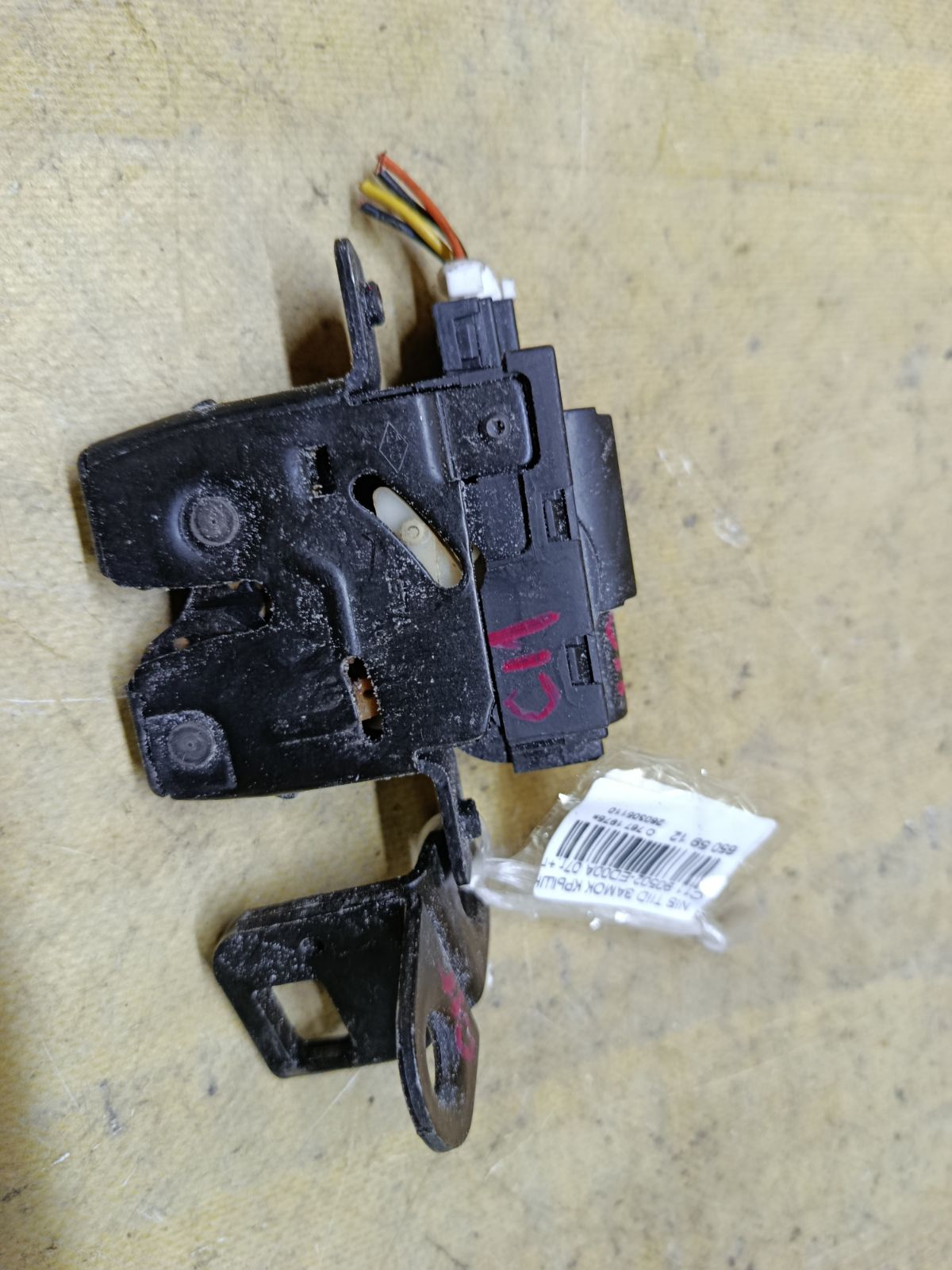 Замок крышки багажника 90502-ED00A на Nissan Tiida C11 Фото 2