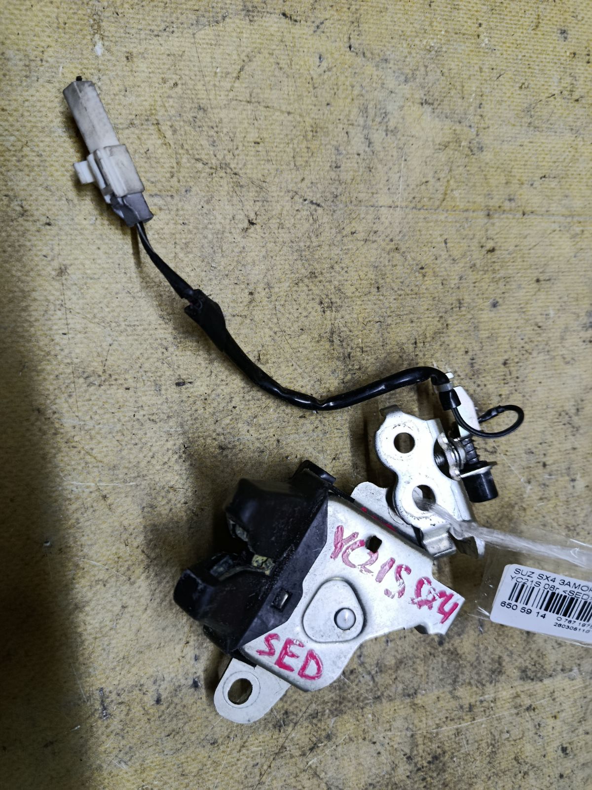Замок крышки багажника на Suzuki Sx4 YC21S Фото 1