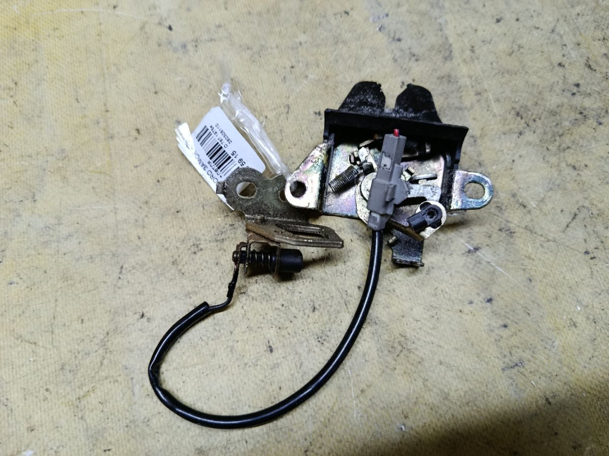 Замок крышки багажника на Toyota Corona ST191 Фото 1