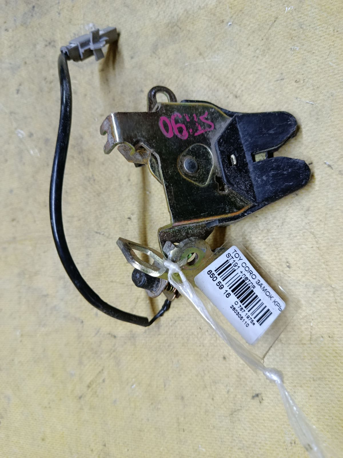 Замок крышки багажника на Toyota Corona ST191 Фото 1