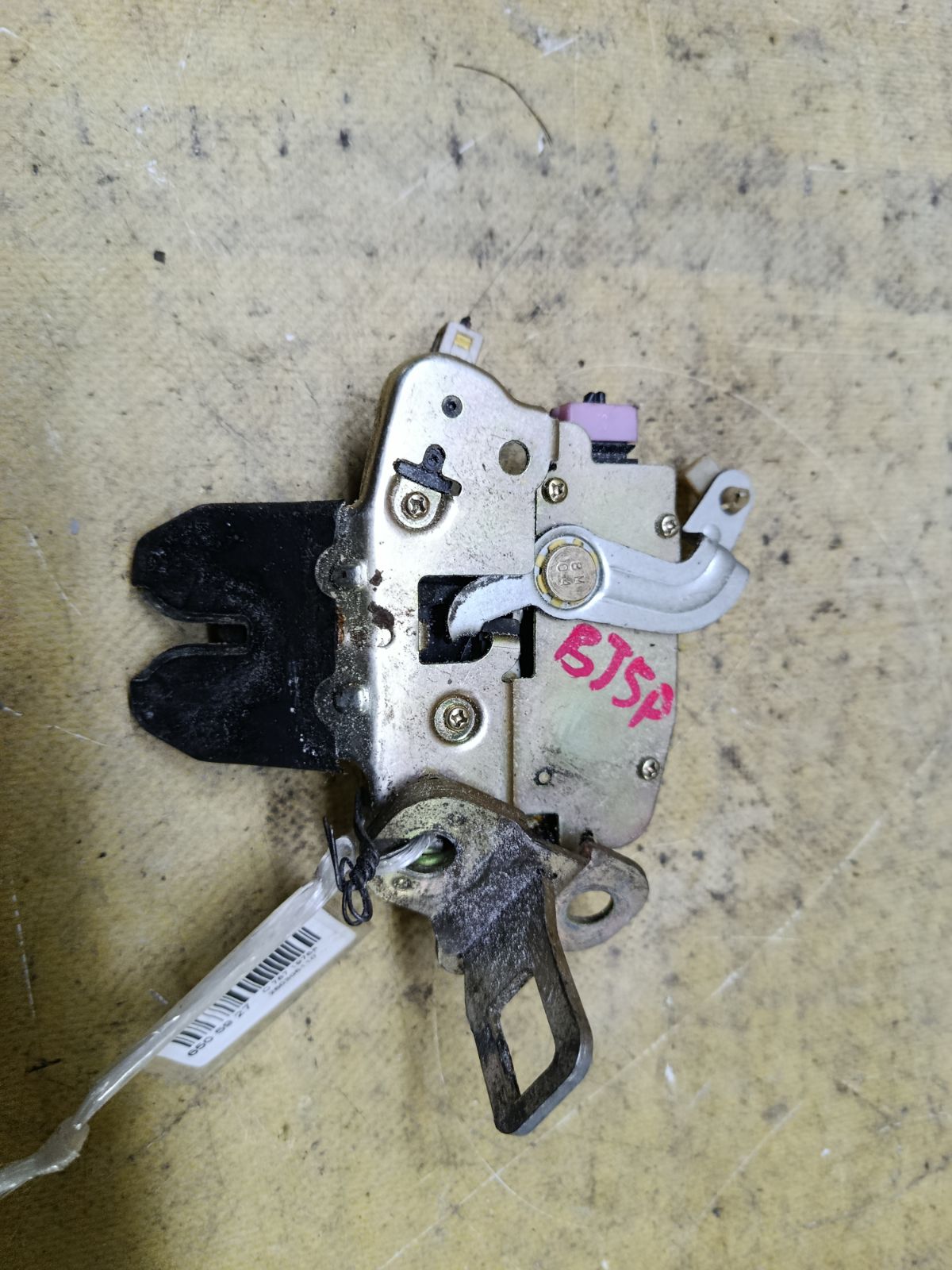 Замок крышки багажника на Mazda Familia BJ5P Фото 1