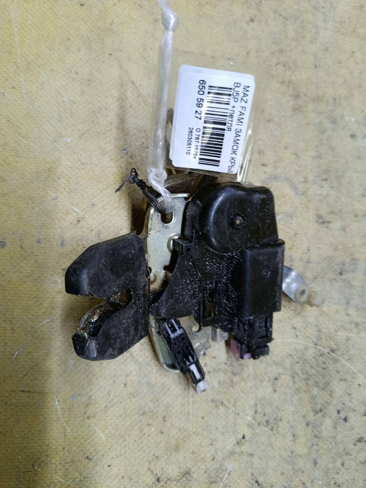 Замок крышки багажника на Mazda Familia BJ5P Фото 2