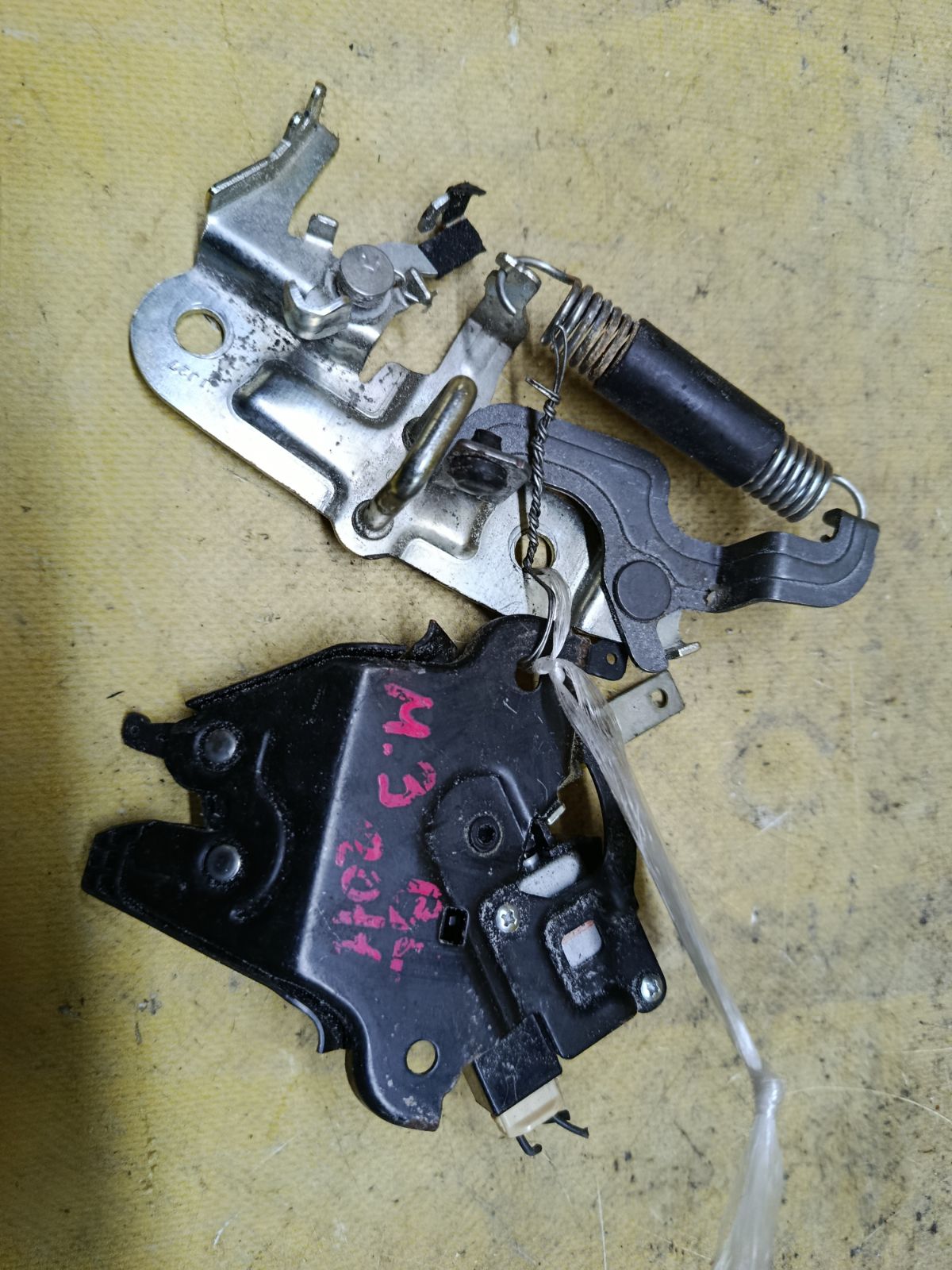 Замок крышки багажника на Mazda 3 BL5FP Фото 1