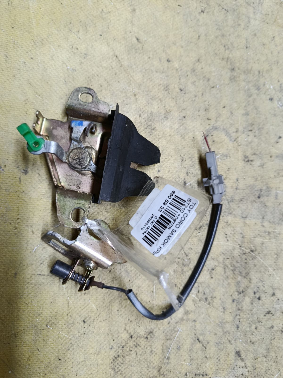 Замок крышки багажника на Toyota Corona Premio ST210 Фото 2