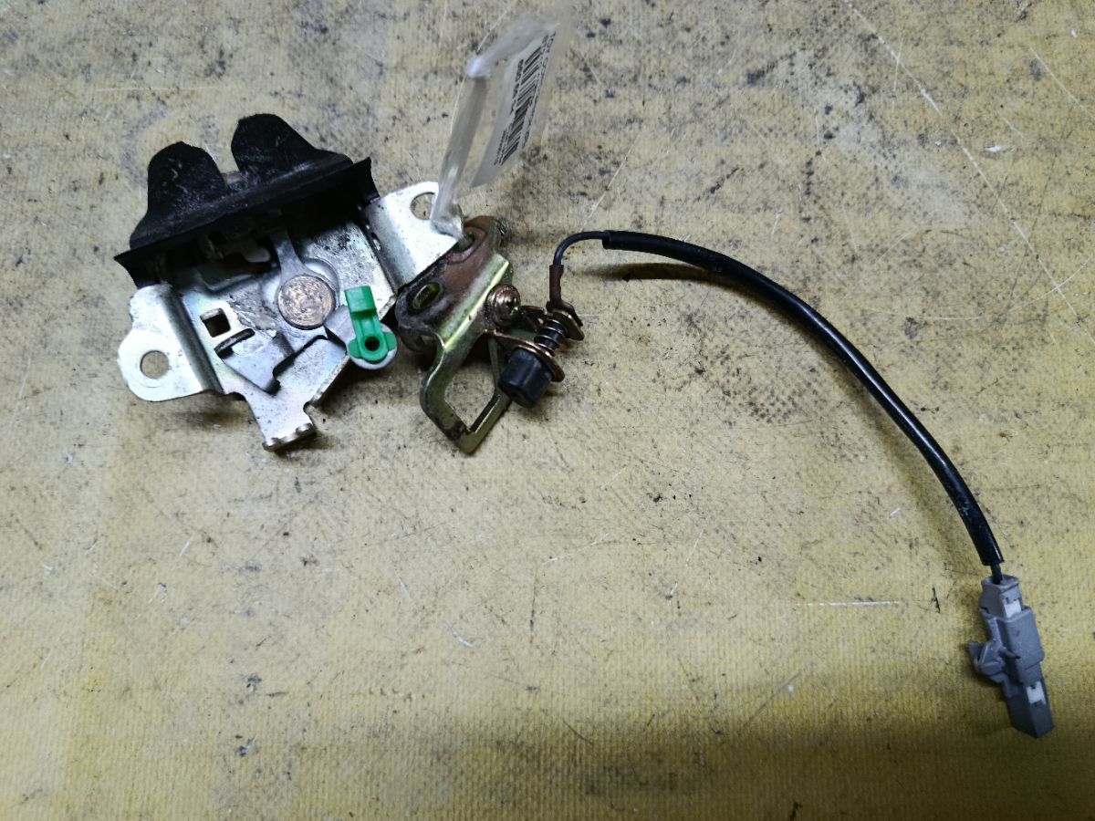 Замок крышки багажника на Toyota Corona Premio ST210 Фото 1