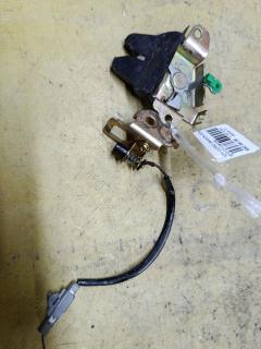 Замок крышки багажника на Toyota Corona Premio ST210 Фото 2