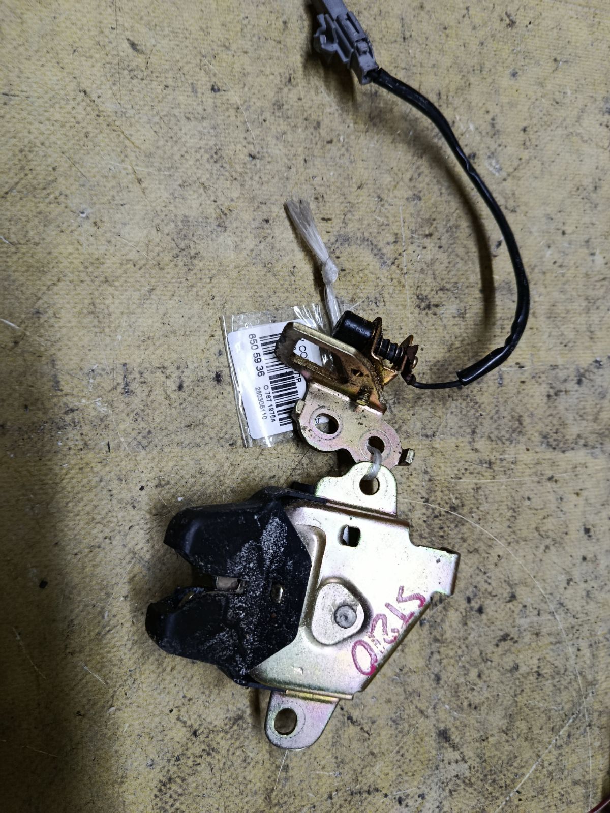 Замок крышки багажника на Toyota Corona Premio ST210 Фото 1