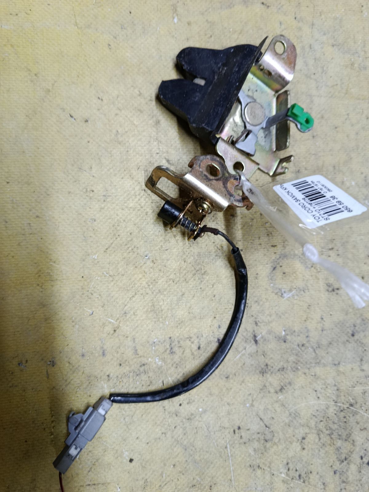 Замок крышки багажника на Toyota Corona Premio ST210 Фото 2