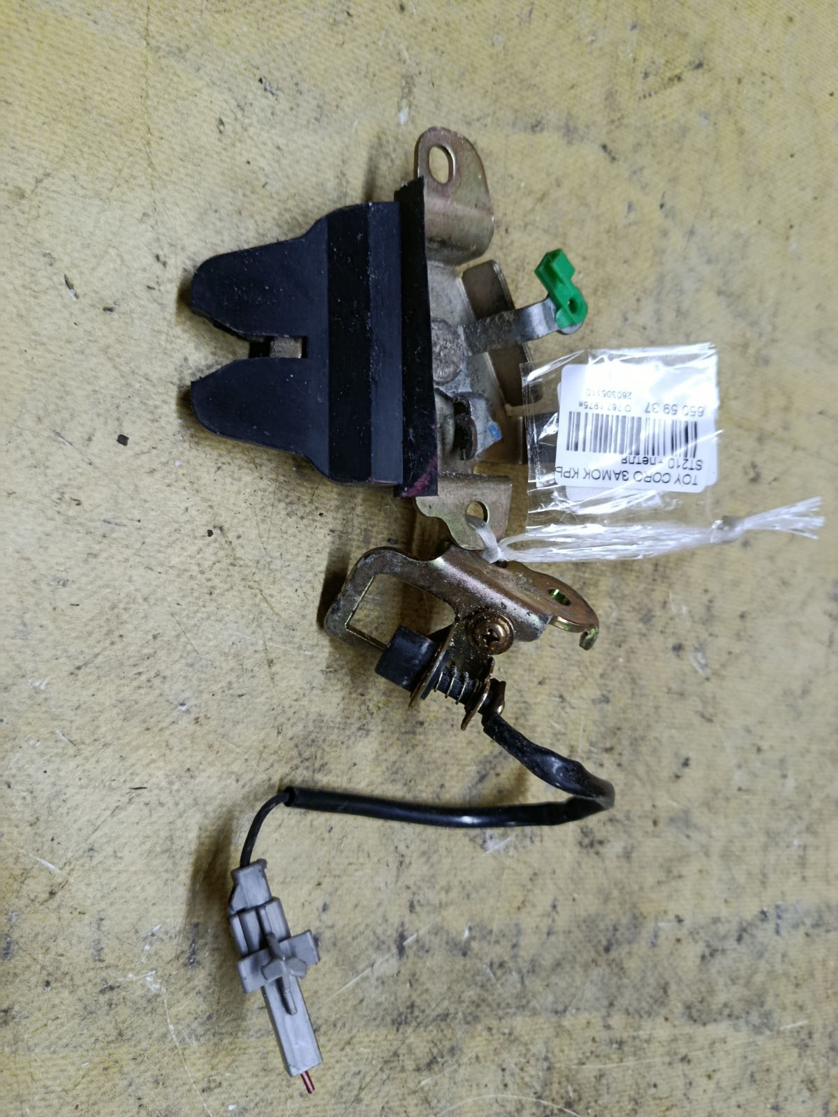 Замок крышки багажника на Toyota Corona Premio ST210 Фото 1