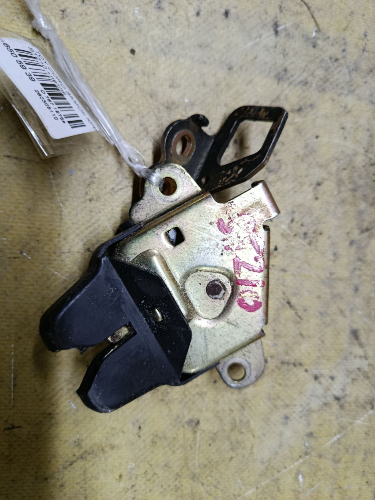 Замок крышки багажника на Toyota Corona Premio ST210 Фото 2