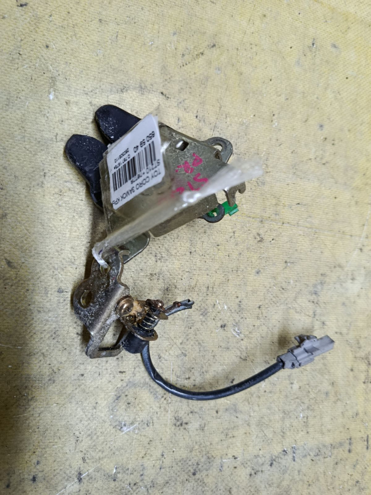 Замок крышки багажника на Toyota Corona Premio ST210 Фото 2