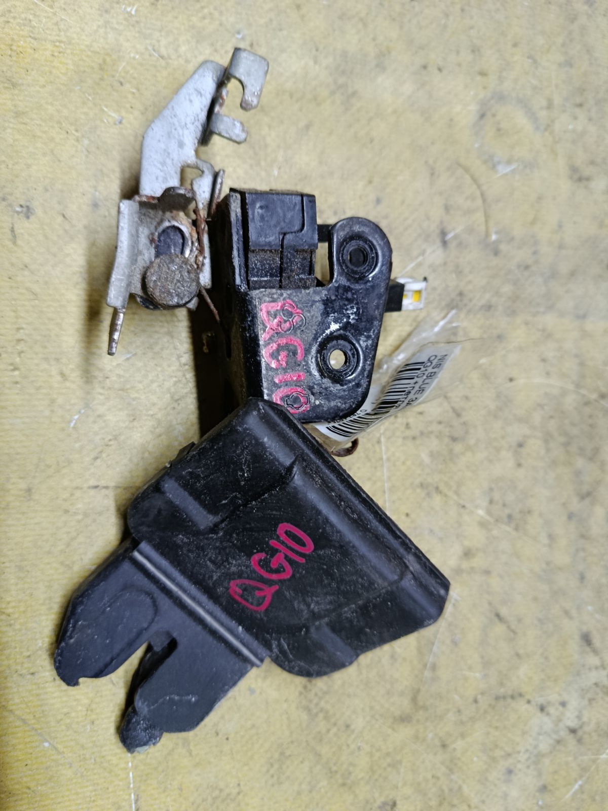 Замок крышки багажника на Nissan Bluebird Sylphy QG10 Фото 1