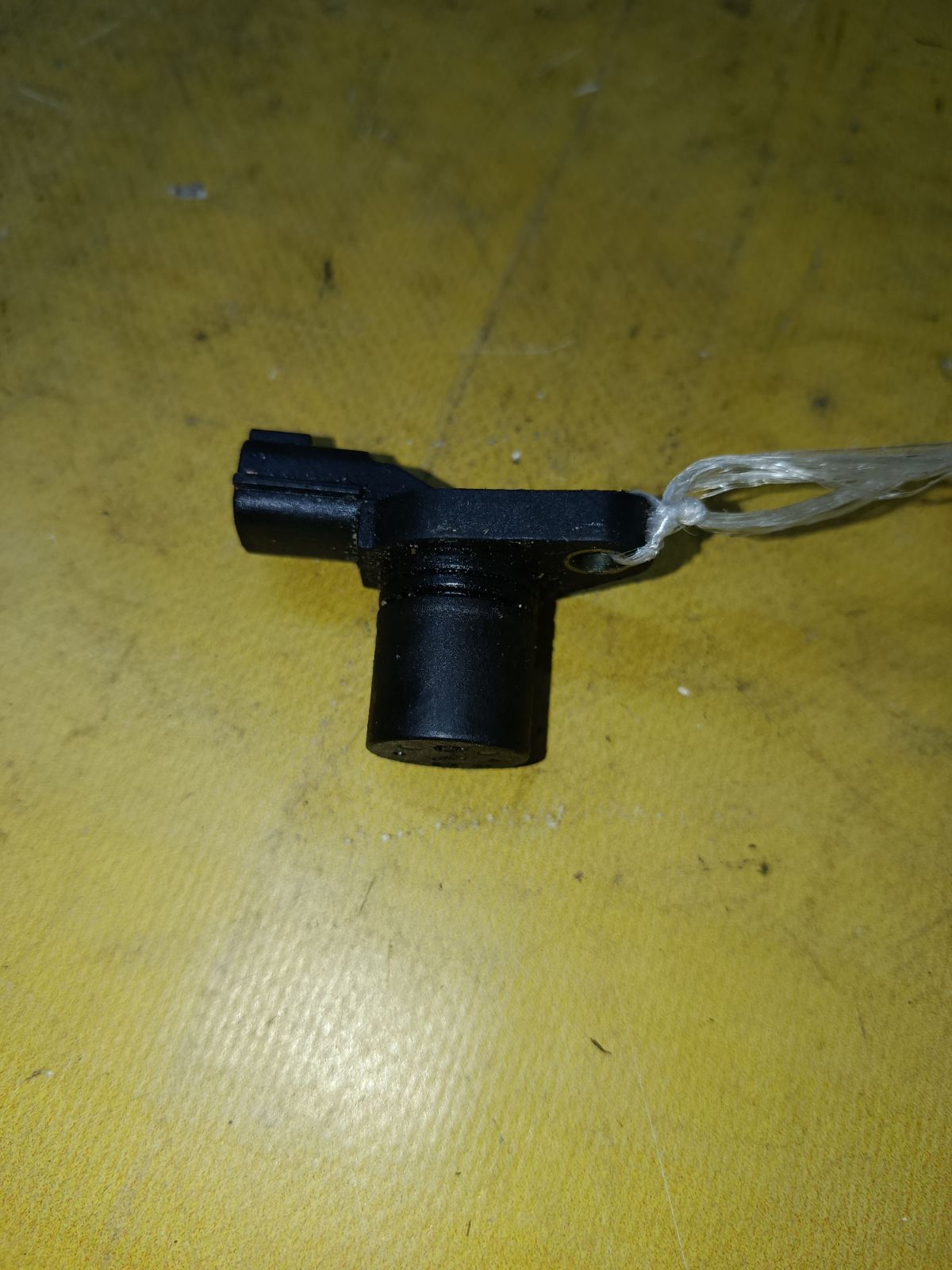 Датчик положения распредвала 23731-38U12 на Nissan Cefiro A33 VQ20DE Фото 1