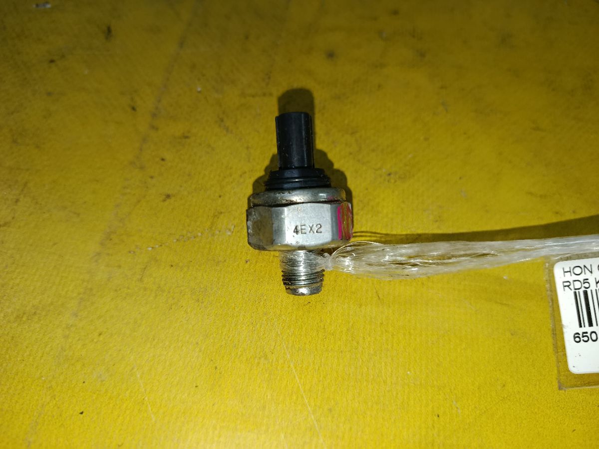 Датчик детонации 30530 PNA 003 на Honda Cr-V RD5 K20A Фото 1