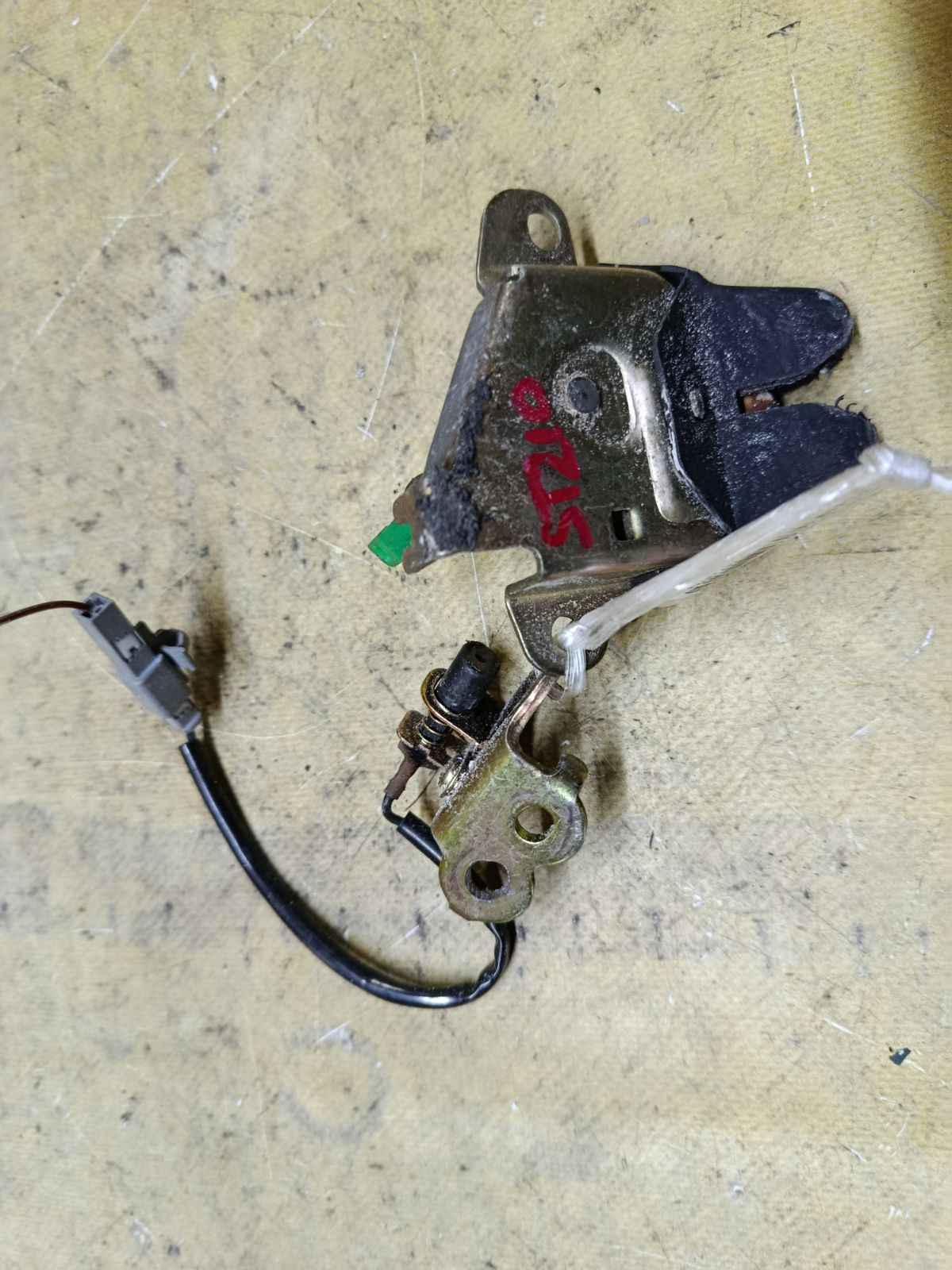 Замок крышки багажника на Toyota Corona Premio ST210 Фото 2