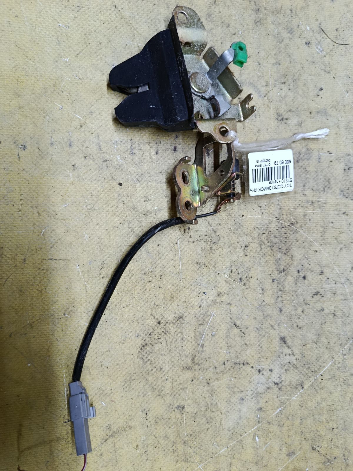 Замок крышки багажника на Toyota Corona Premio ST210 Фото 1