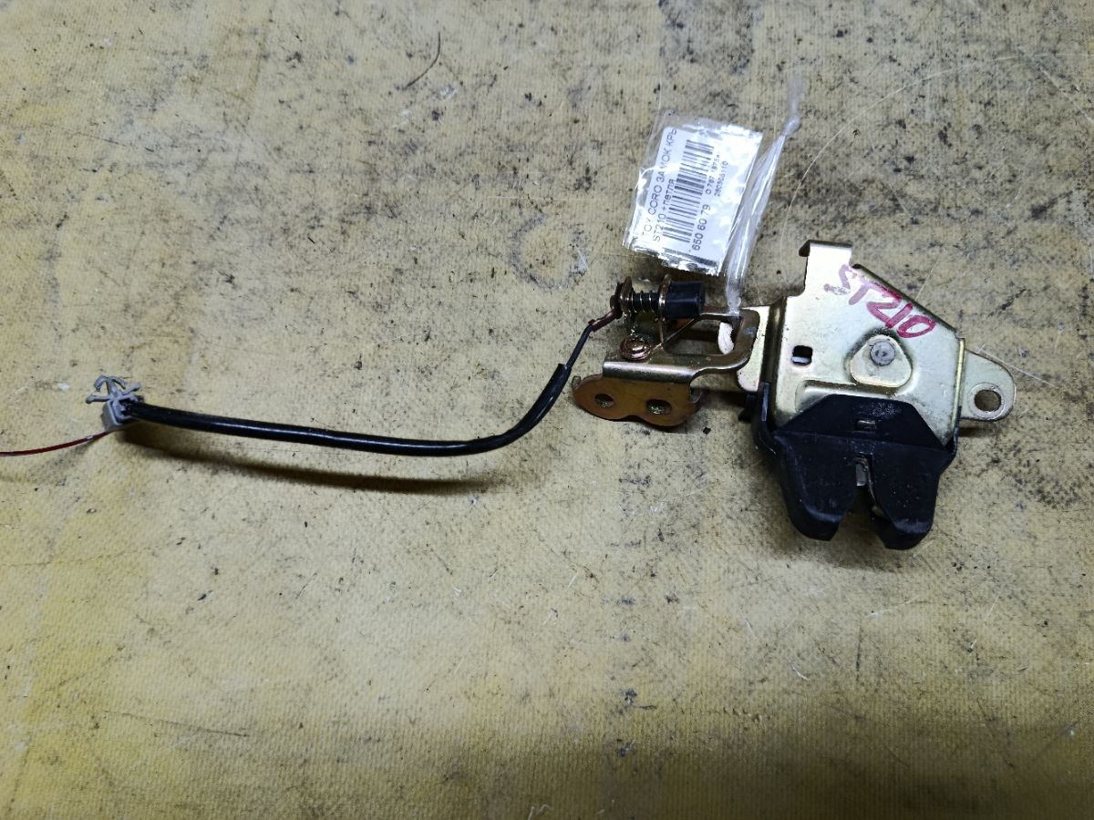 Замок крышки багажника на Toyota Corona Premio ST210 Фото 2