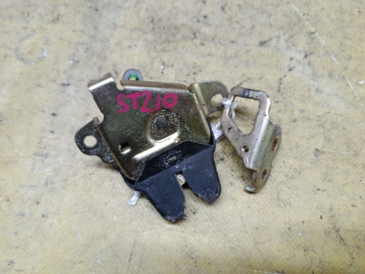 Замок крышки багажника на Toyota Corona Premio ST210 Фото 1