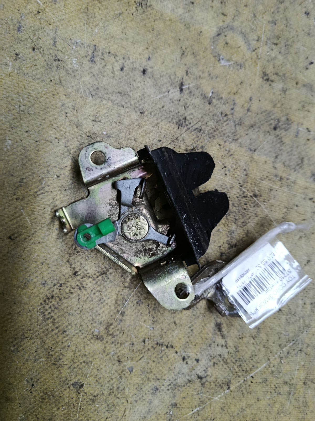 Замок крышки багажника на Toyota Corona Premio ST210 Фото 2