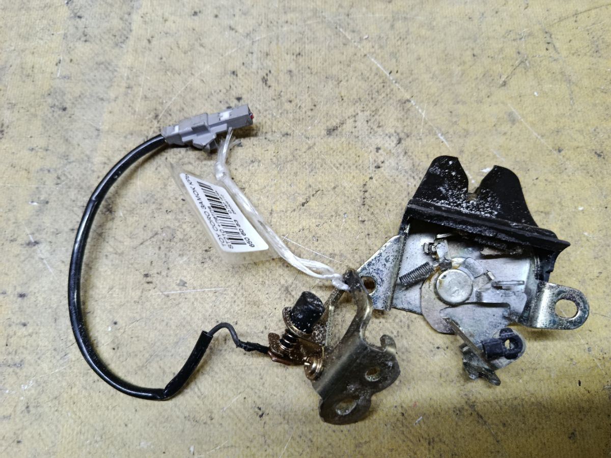 Замок крышки багажника на Toyota Corona Premio ST210 Фото 1