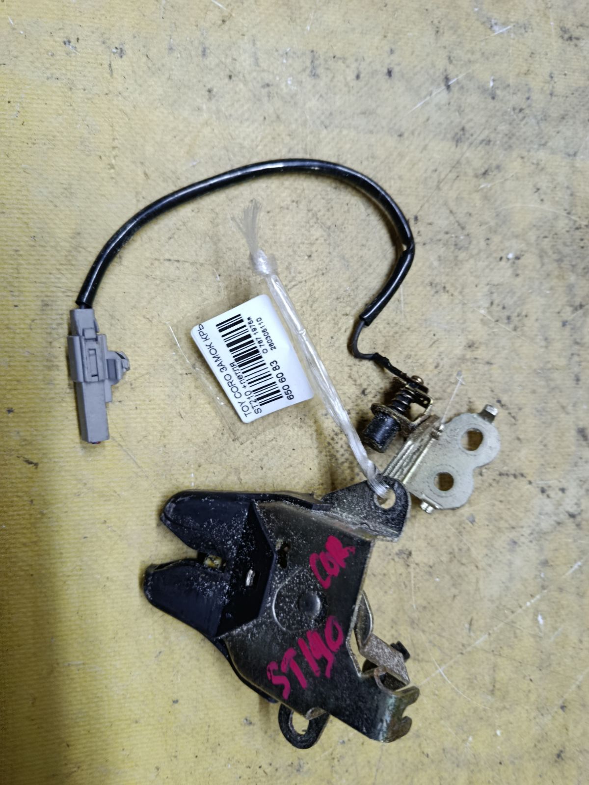 Замок крышки багажника на Toyota Corona Premio ST210 Фото 2