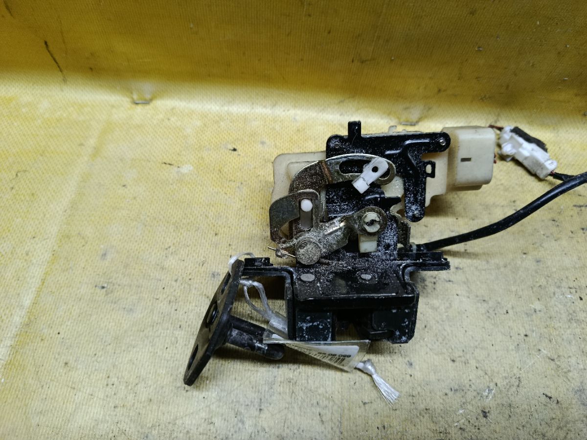 Замок двери на Mazda Premacy CP8W Фото 2