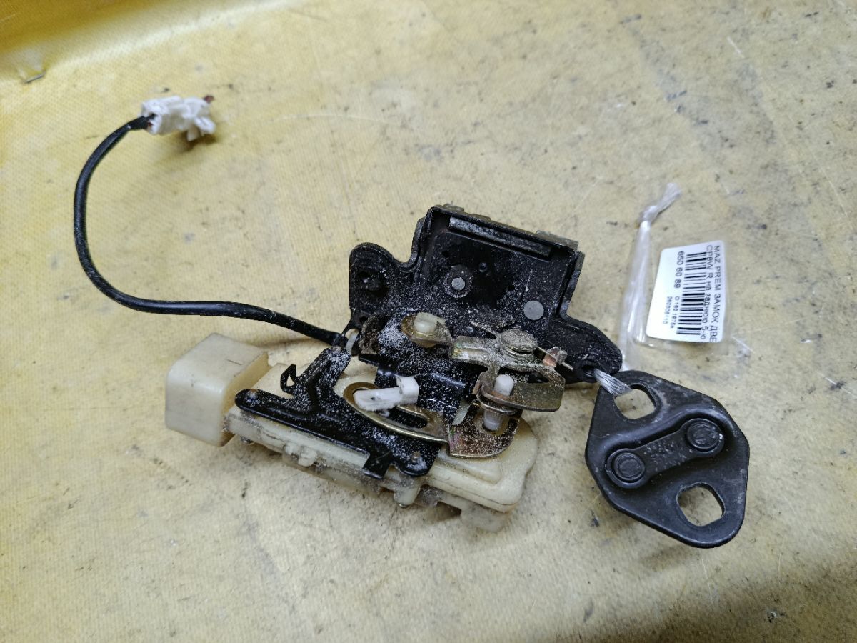 Замок двери на Mazda Premacy CP8W Фото 3