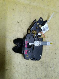 Замок крышки багажника на Nissan Tiida Latio SC11 Фото 2