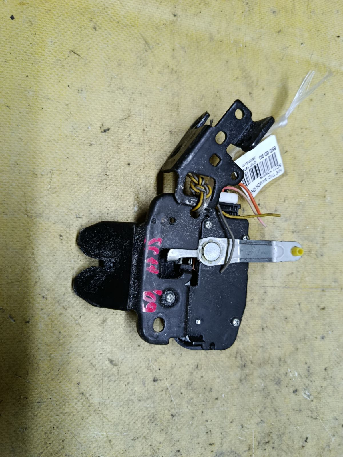 Замок крышки багажника на Nissan Tiida Latio SC11 Фото 2